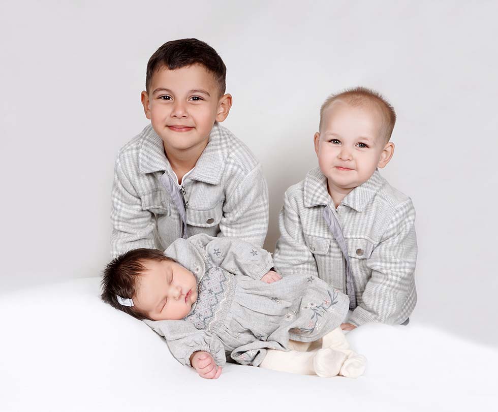 Newborn and siblings Newborn baby photoshoot, newborn photo shoot, newborn photos, newborn photographer, newborn photo session, shy violet photography, tiny violets photography, newborn and siblings
